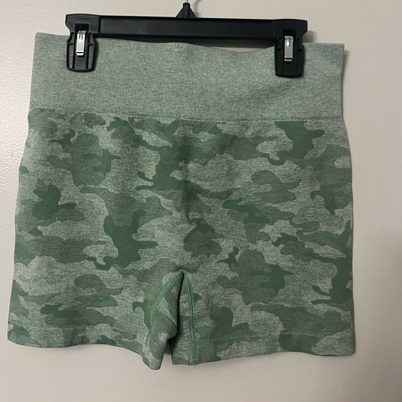 SHEIN camo scrunch workout shorts set (4 total). Size medium - Picture 7 of 10